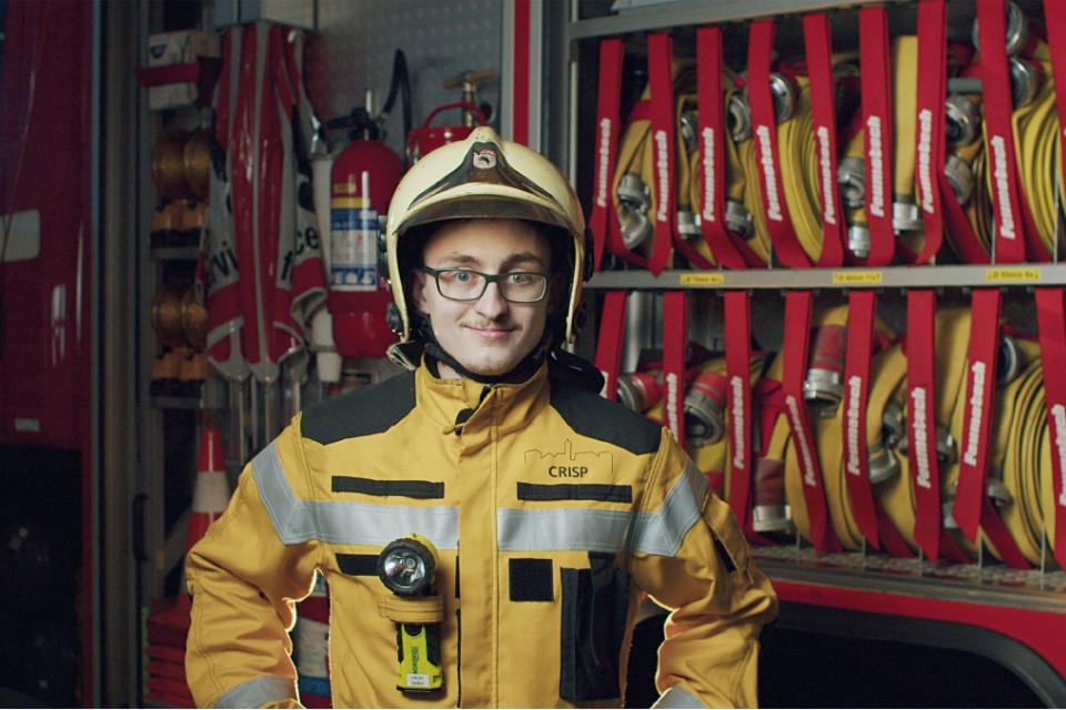 Feuerwehrangehörige beschäftigen